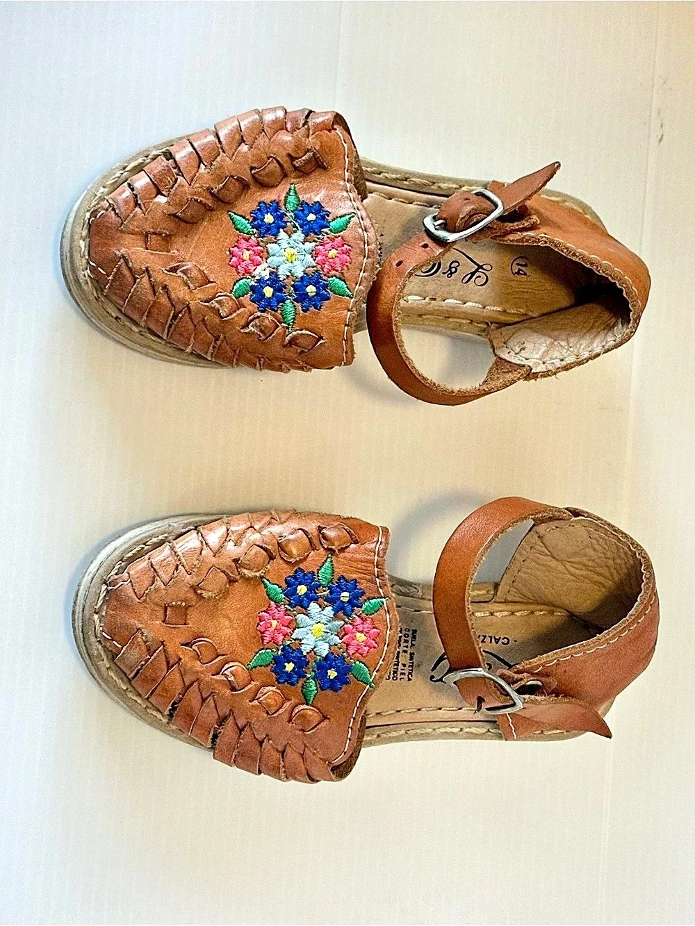 Calzado Coyote Embroidered Leather Sandals US 7c